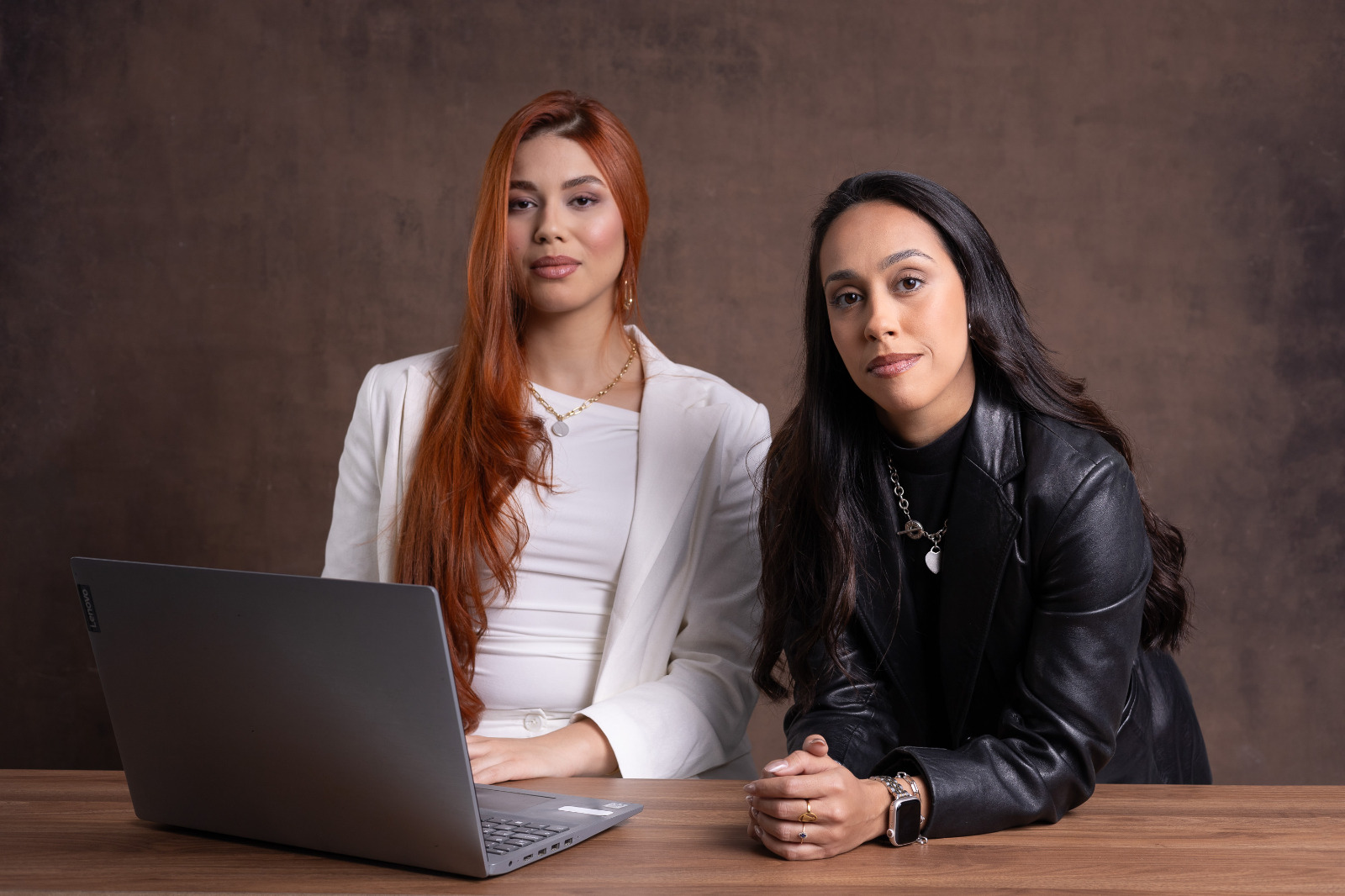As sócias Maria Eduarda Rocha e Raquel Mendes, reunidas no escritório